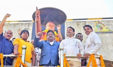 अम्बेडकर प्रतिमा पर माल्यार्पण