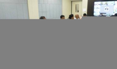 डोर-टू-डोर न्याय योजना की जानकारी दे रहे कांग्रेसी