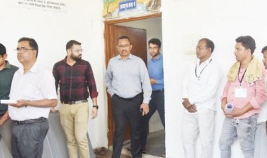 संभागायुक्त ने किया मतदान केंद्रों का दौरा