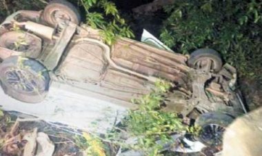 चुनाव कार्य में लगी गाड़ी नाले में कर्मी सुरक्षित