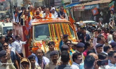 चिंतामणि के नामांकन में शामिल हुए सीएम, शक्ति प्रदर्शन में सैकड़ों शामिल