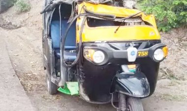 ऑटो और स्कूल बस के बीच टक्कर, 4 लोगों की हालत गंभीर