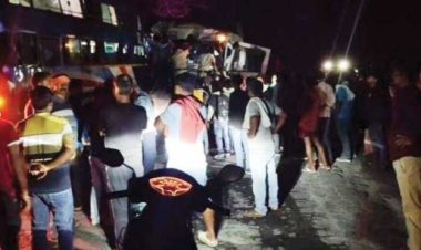 बस-ट्रक में भिड़ंत, दर्जन से ज्यादा यात्री घायल