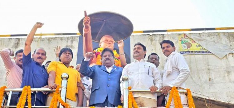 अम्बेडकर प्रतिमा पर माल्यार्पण