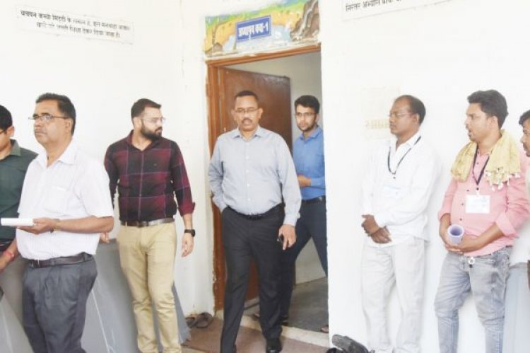 संभागायुक्त ने किया मतदान केंद्रों का दौरा