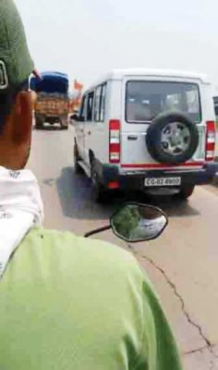 सरकारी गाड़ी में राजनीतिक दल का झंडा