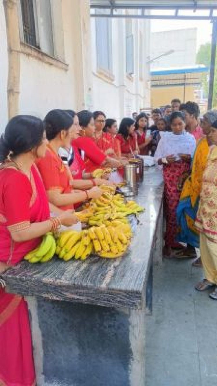 हनुमान जयंती पर रोटी बैंक ने बांटे शीतल जल और फल