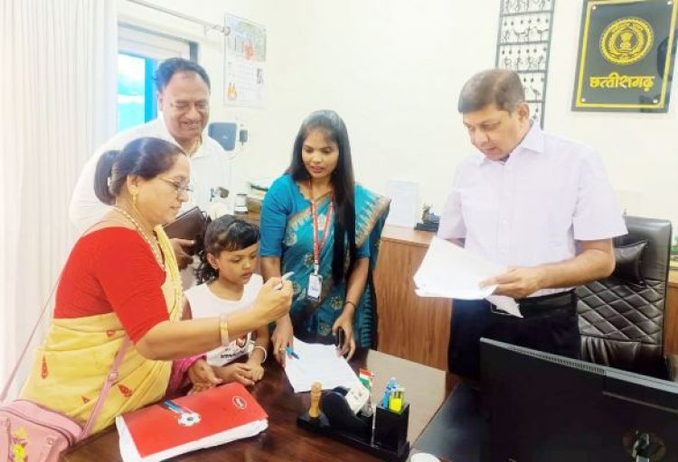 मुख्य सचिव अमिताभ जैन को मिला मतदाता पहचान पर्ची