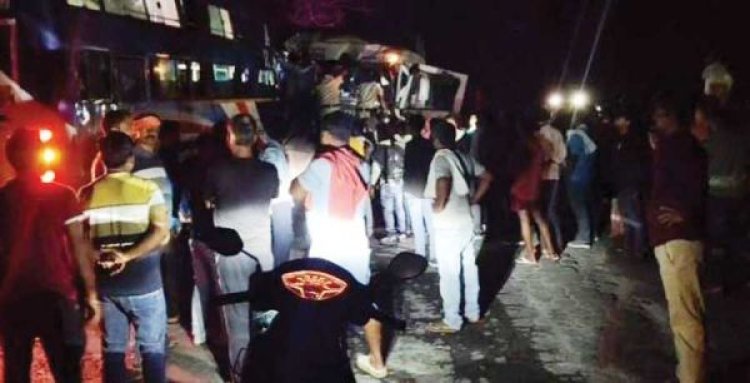 बस-ट्रक में भिड़ंत, दर्जन से ज्यादा यात्री घायल