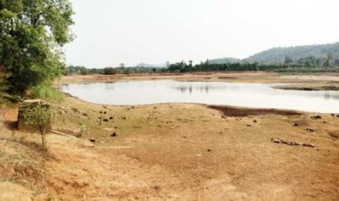 तालाब का गेट जर्जर, पानी बह जाता है