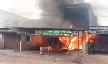 गैरेज में लगी भीषण आग, बाइक के टंकी में हुआ ब्लास्ट