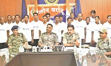 सुकमा जिले में पांच लाख के इनामी हार्डकोर नक्सली  सहित 18 ने किया एसपी के समक्ष सरेंडर