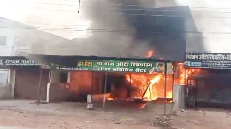 गैरेज में लगी भीषण आग, बाइक के टंकी में हुआ ब्लास्ट