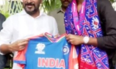 सिराज ने सीएम रेवंत रेड्डी को टीम इंडिया की जर्सी भेंट की
