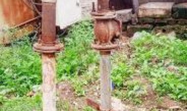 हफ्ते भर से बोर पंप खराब, पानी की किल्लत से जूझ रहे मोहल्लेवासी