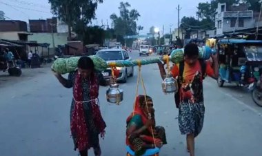 श्रवण कुमार! बेटा-बहू मां को कंधे पर करा रहे कांवड़ यात्रा, खूब हो रही तारीफ