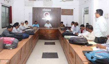 कलेक्टर ने कार्य न करने वाले पटवारियों को दी चेतावनी कहा राजस्व अभियान के कार्य अविलम्ब पूरे करें.