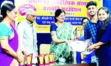 विद्यार्थियों को टी. कृष्णवेणी स्मृति हिन्दी श्रेष्ठ सम्मान मिला