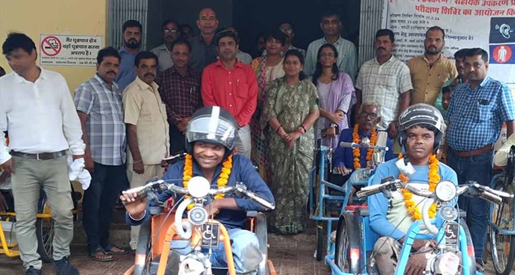 शिविर में दिव्यांगो को वितरित किये गए ट्राइसाइकिल