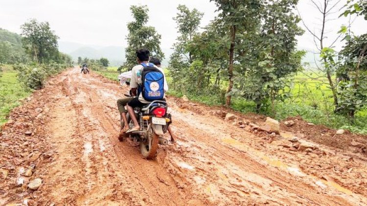 मुरूम छोडक़र रास्ते में डाली पीली मिट्टी
