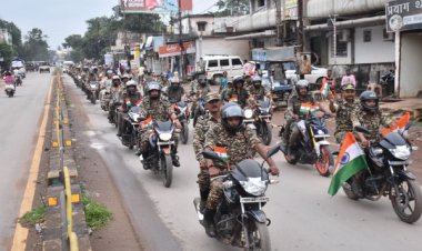 पुलिस ने निकाला तिरंगा यात्रा