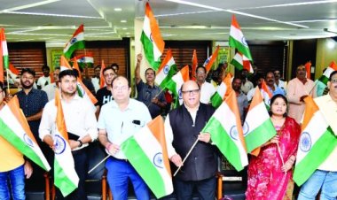 आजादी के अमृत महोत्सव के उपलक्ष्य पर हर घर तिरंगा हर दुकान तिरंगा से गूंज उठा भवन-चेंबर