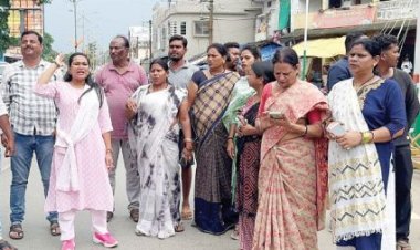 महिला कांग्रेस ने विधायक का जलाया पुतला