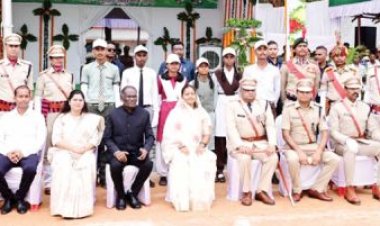 बलरामपुर में मंत्री लक्ष्मी राजवाड़े ने ध्वजारोहण कर ली परेड की सलामी