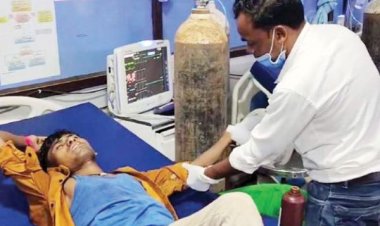 बाजार से लौट रही सवारियों से भरी ऑटो रिक्शा पलटी, 8 घायल