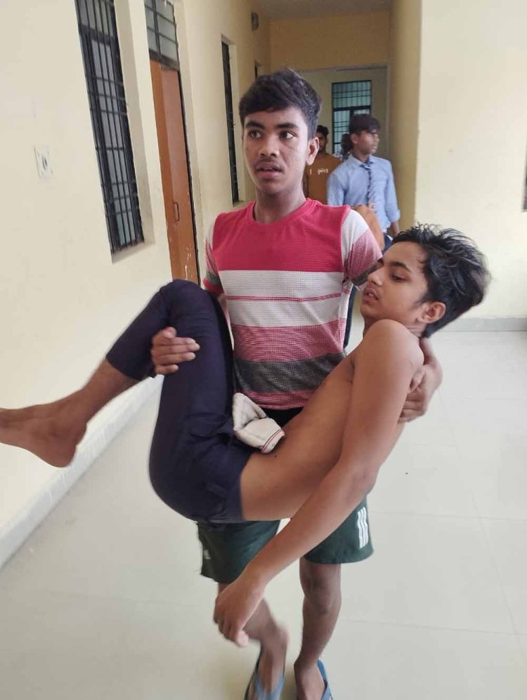 देवरिया के एक स्कूल में छोले खाने से 40 बच्चे बीमार, 8 की हालत गंभीर, सूचना मिलते ही विद्यालय प्रबंधन में खलबली