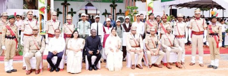 बलरामपुर में मंत्री लक्ष्मी राजवाड़े ने ध्वजारोहण कर ली परेड की सलामी