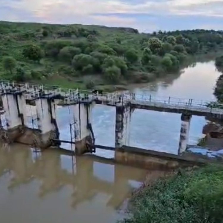 बैराज के गेट लॉक टूटने से व्यर्थ बह रहा पानी:कांग्रेस पार्षद ने कहा- जल को नहीं सहेजा तो गर्मी में होगी परेशानी