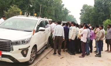 दौरे पर आए कलेक्टर से ग्रामीणों ने परसा खदान शुरू कराने की रखी मांग