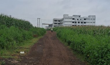 करोड़ों खर्च कर बने आदिवासी एकलव्य आवासीय परिसर:न एप्रोच रोड न खेल मैदान, प्राचार्य बोले-जनजातीय विभाग से ही नहीं आ रहा फंड