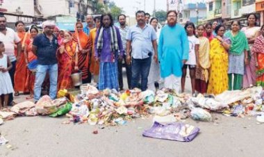 कांग्रेसी वार्डों में सफाई नहीं, हाइवे पर कचरा डाल जताया विरोध