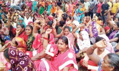 बदहाल नारायणपुर-ओरछा मार्ग को लेकर महिलाओं का आंदोलन 6वें दिन भी जारी, चक्काजाम