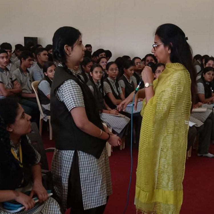 नवनिध हासोमल लखानी पब्लिक स्कूल में साइबर क्राइम पर सत्र:सोशल मीडिया के प्रति जागरूक होने की जरूरत, डरने की नहीं-आसिया शाहीन