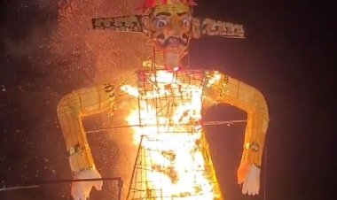 रावण ने झाड़ू​​​​​​​ लेकर दिया स्वच्छता का संदेश:देवास में बासी दशहरा पर हुआ दहन, कलाकारों ने दी प्रस्तुतियां