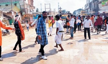 शोभायात्रा निकाल दुर्गा प्रतिमाओं का विसर्जन