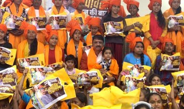 गुरुनानक मण्डल भोपाल ने मनाई सार्थक दीपावली:वोकल फॉर लोकल का दिया संदेश, बेटियों को बांटे हाथ से बने दीपक व स्वदेशी लाइट