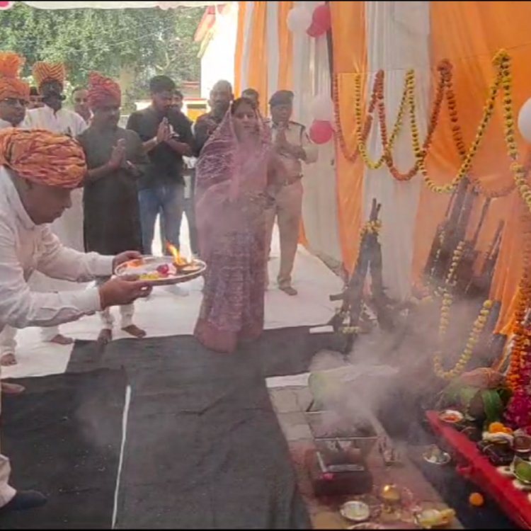 मुरैना पुलिस लाइन में हुआ शस्त्र पूजन:सांसद शिवमंगल सिंह तोमर ने पुलिस अधिकारियों के साथ किया पूजन