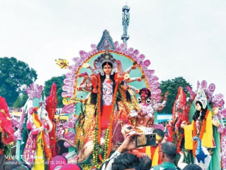 गाजे-बाजे के साथ नम आंखों से माँ दुर्गा को दी विदाई