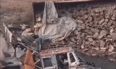 दमोह में पुल से अनियंत्रित होकर पलटा ट्रक:चालक की मौत; देर रात 2:30 बजे बटियागढ़ की चिराई पुलिया के पास हादसा