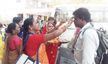 मतदान दल पहुंचा मतदान केंद्र, फूलों से हुआ स्वागत