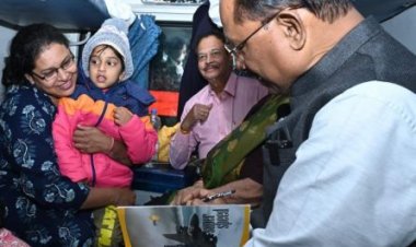 मुख्यमंत्री साय अब ट्रेन से भी करेंगे राज्य के विविध क्षेत्रों का दौरा : अमरकंटक एक्सप्रेस से बिलासपुर हुवे रवाना,अचानक अपने बीच देखकर प्लेटफार्म पर खड़े लोगों ने सीएम का उत्साहपूर्वक किया अभिवादन