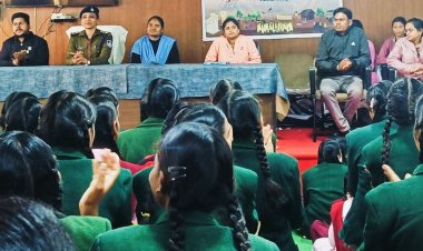 उमारिया में युवा टीम ने मनाया संविधान दिवस:छात्रों को मतदान में भाग लेने और संविधान का सम्मान करने की दिलाई शपथ