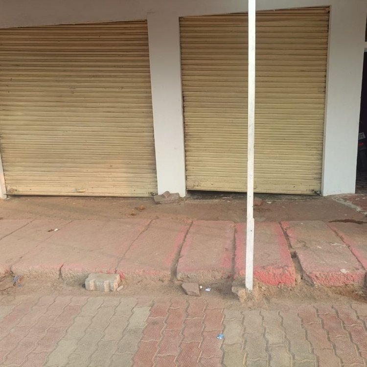 कस्बा बड़ौनी में चोरों का आतंक:चार दुकानों के ताले चटकाए, एक दुकान से चुराया कैश और सामान; सामने आया CCTV