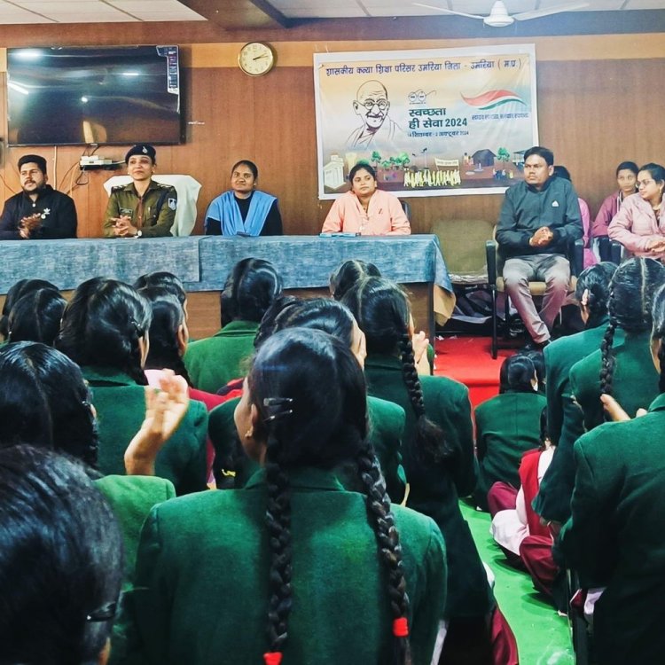 उमारिया में युवा टीम ने मनाया संविधान दिवस:छात्रों को मतदान में भाग लेने और संविधान का सम्मान करने की दिलाई शपथ