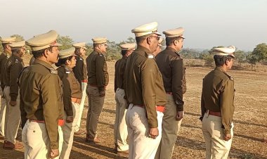 आगर मालवा पुलिस लाइन में जनरल परेड का आयोजन:पुलिस अधीक्षक ने जनरल परेड का किया निरीक्षण, ट्रैफिक नियमों का पालन करने पर हुई चर्चा