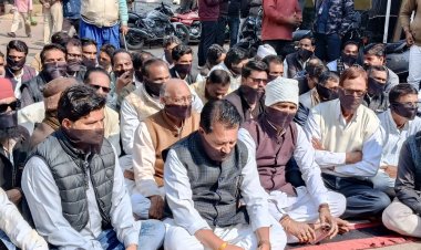 अमित शाह की बाबा साहब पर टिप्पणी का विरोध:अशोकनगर में कार्यकर्ताओं ने मौन धरना दिया, मुंह पर काली पट्टी बांधी